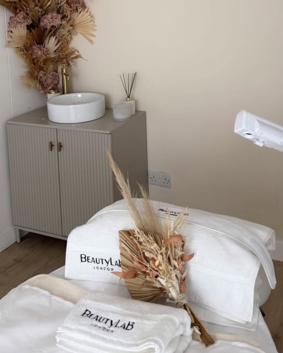 Maya facial room with BeautyLab towels, a dried palm bouquet and a basin cabinet