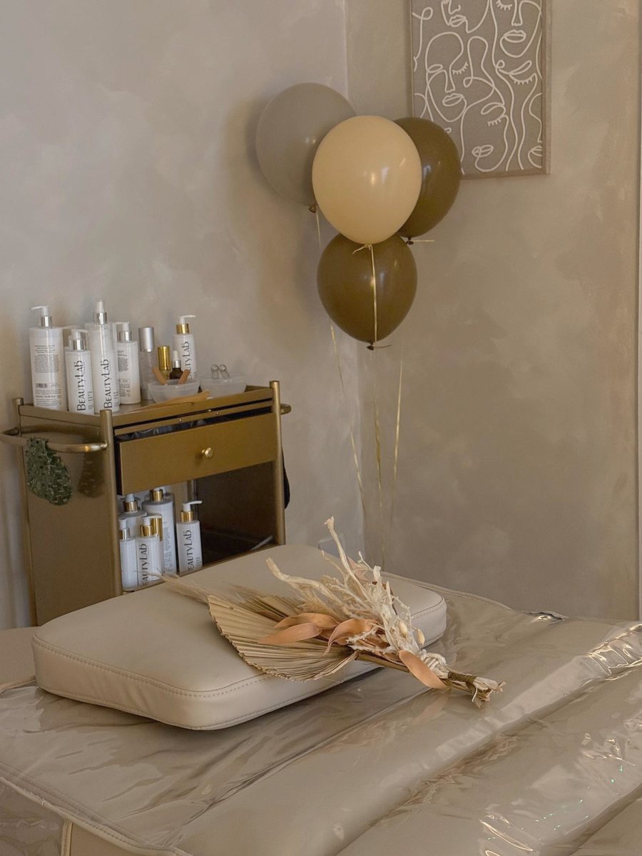 Maya facial room with BeautyLab products, dried palm bouquet and soft balloons