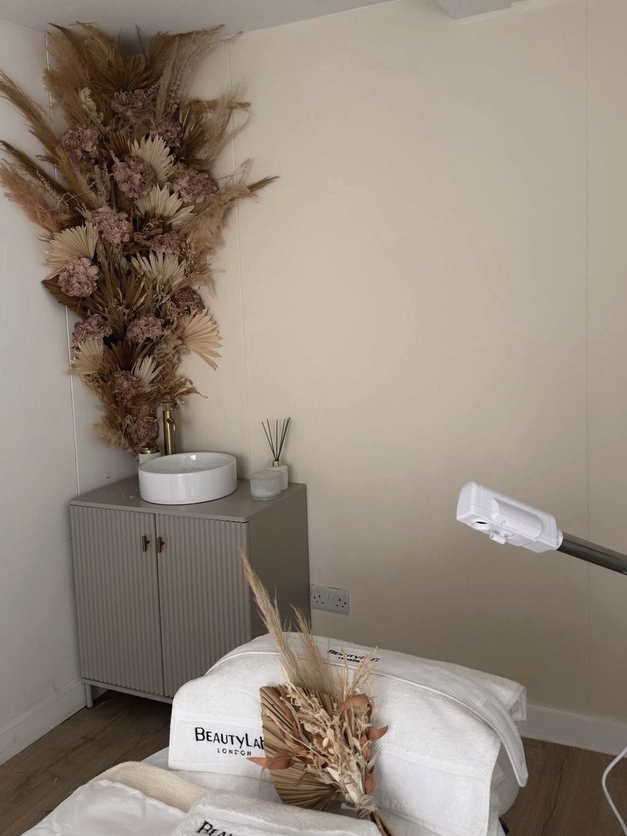 Maya facial room with dried palm bouquet, basin and BeautyLab towels